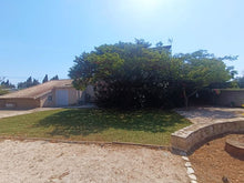 Charger l'image dans la galerie, Sigean, Spacieuse maison de campagne T6 avec dépendances sur 1103m² de terrain