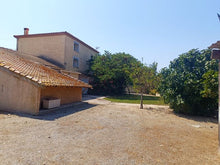 Charger l'image dans la galerie, Sigean, Spacieuse maison de campagne T6 avec dépendances sur 1103m² de terrain