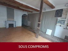 Charger l'image dans la galerie, Sigean, grande maison de ville avec cour à rénover
