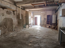 Charger l&#39;image dans la galerie, Sigean, Belle maison de village avec grand patio intérieur et garage
