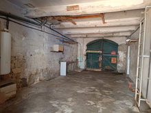 Charger l&#39;image dans la galerie, Sigean, Belle maison de village avec grand patio intérieur et garage

