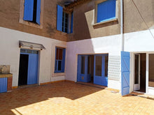 Charger l&#39;image dans la galerie, Sigean, Belle maison de village avec grand patio intérieur et garage
