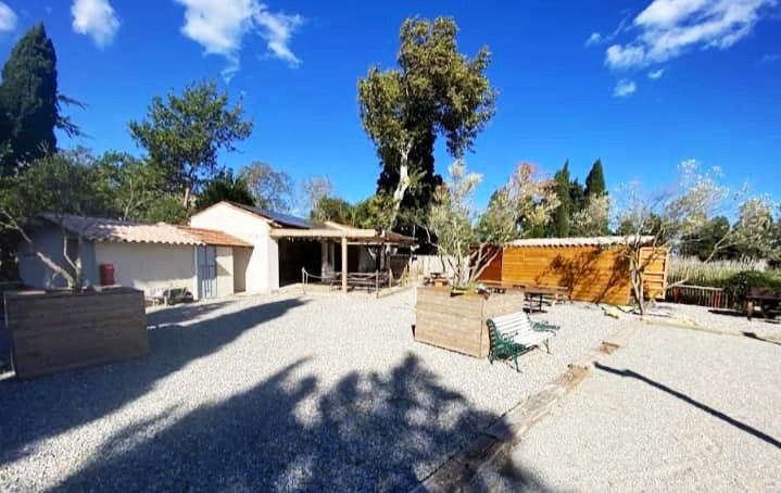 SIGEAN, rare corps de ferme sur 2 hectares de terrain
