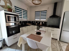 Charger l'image dans la galerie, Sigean, Grande villa plain pied sur 600m² de terrain avec piscine
