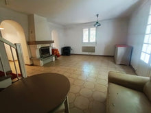 Charger l'image dans la galerie, Sigean, Spacieuse maison de campagne T6 avec dépendances sur 1103m² de terrain
